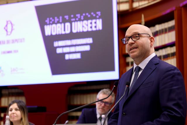 Il Presidente Fontana durante l'indirizzo di saluto all’inaugurazione della mostra “World Unseen”.