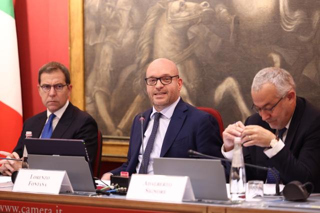 Il Presidente Lorenzo Fontana con il Presidente dell'associazione stampa Parlamentare, Adalberto Signore e con il Segretario generale della Camera dei deputati, Fabrizio Castaldi 