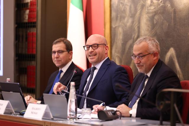 Il Presidente Lorenzo Fontana con il Presidente dell'associazione stampa Parlamentare, Adalberto Signore e con il Segretario generale della Camera dei deputati, Fabrizio Castaldi