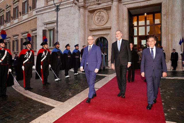 Sua Maestà il Re Felipe VI lascia palazzo Montecitorio, accompagnato dal Presidente della Camera, Lorenzo Fontana, e dal Presidente del Senato, Ignazio La Russa.
