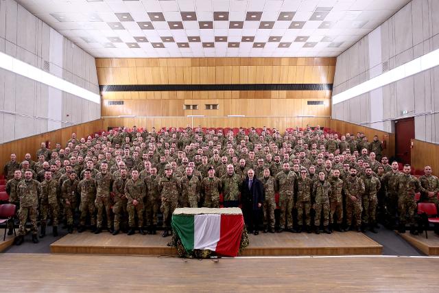 Un momento della visita del Presidente Fontana al contingente militare italiano di stanza presso il Task Group “Baltic” di Camp Ādaži, Lettonia.