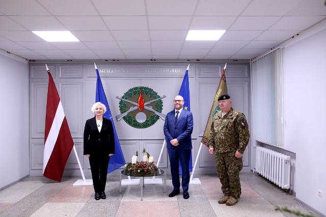 Il Presidente Fontana con il Presidente del Parlamento lettone Daiga Mieriņa durante la visita al contingente militare italiano di stanza presso il Task Group “Baltic” di Camp Ādaži, Lettonia.