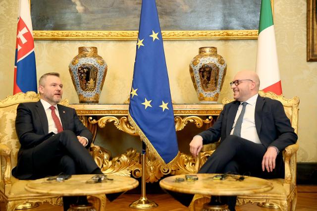 L'incontro tra il Presidente della Camera, Fontana, e il Presidente della Repubblica Slovacca, Pellegrini, si è svolto nella Sala del Cavaliere.