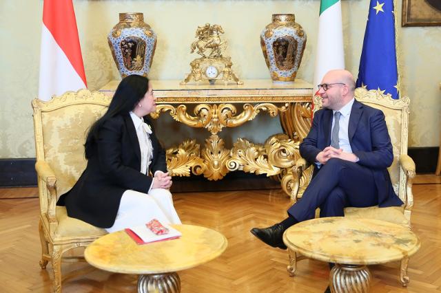 L'incontro tra il Presidente della Camera, Fontana, e lo Speaker della Camera dei Rappresentanti della Repubblica d’Indonesia, Maharani, si è svolto nella Sala del Cavaliere.