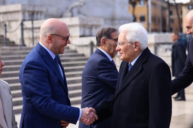 Il Presidente Fontana con il Presidente della Repubblica, Sergio Mattarella, in occasione della deposizione di una corona d’alloro al Sacello del Milite Ignoto in occasione della Giornata dell’Unità Nazionale, della Costituzione, dell’Inno e della ...