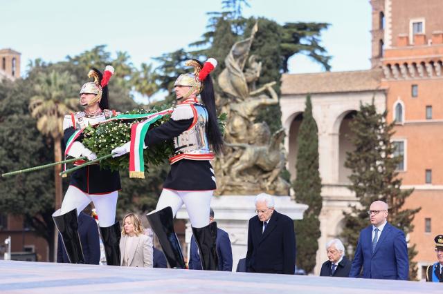 Il Presidente Fontana con il Presidente della Repubblica, Sergio Mattarella, e il Presidente del Consiglio dei Ministri, Giorgia Meloni, in occasione della deposizione di una corona d’alloro al Sacello del Milite Ignoto in occasione della Giornata dell...