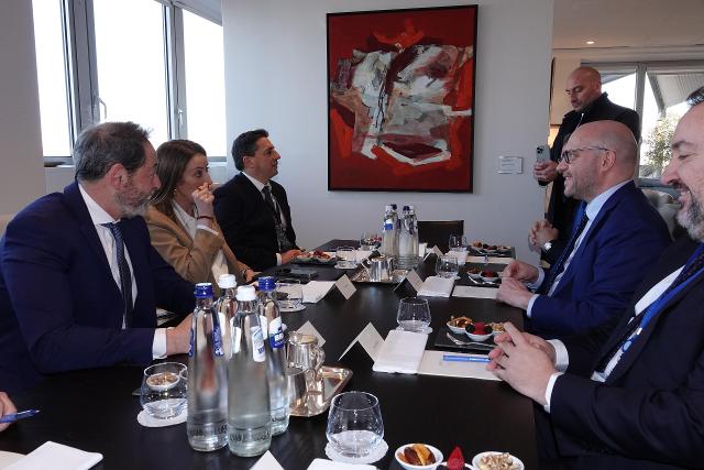 Il Presidente Fontana in un momento nel corso dell'incontro con il Presidente del Parlamento europeo, Roberta Metsola