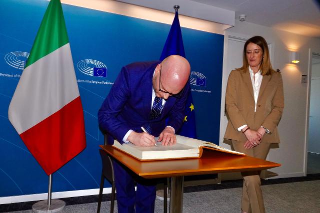 Il Presidente Fontana appone la sua firma sul Libro ospiti d'onore, nel corso dell'incontro con il Presidente del Parlamento europeo, Roberta Metsola