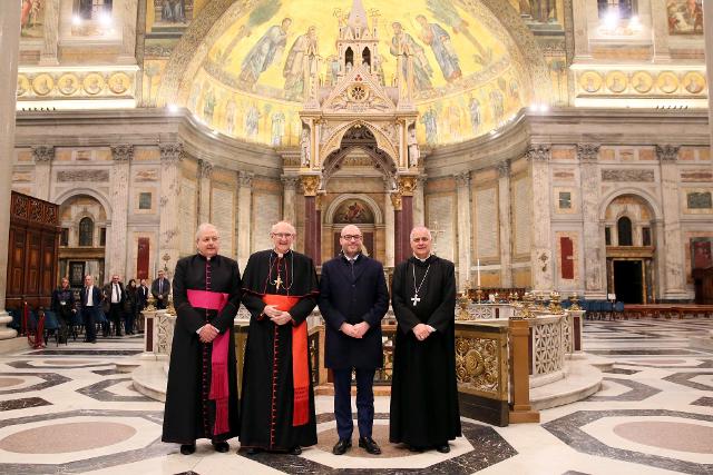 Il Presidente Fontana, assieme al Cardinale James Michael Harvey, Arciprete della Basilica di San Paolo fuori le mura, a Padre Donato Ogliari, Abate di San Paolo fuori le mura e a Mons. Francesco Pesce, Rettore di San Gregorio Nazianzeno.