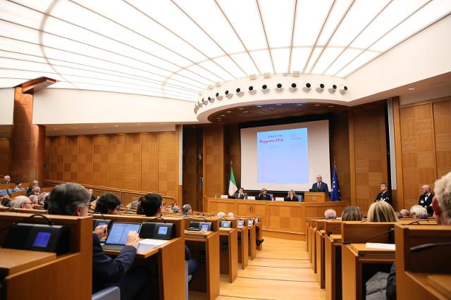 Il Presidente della Camera dei deputati, Lorenzo Fontana, ha rivolto il proprio indirizzo di saluto alla presentazione del Rapporto 2024 di italiadecide “Il futuro della città pubblica. Innovazioni, diritti e mercati”.