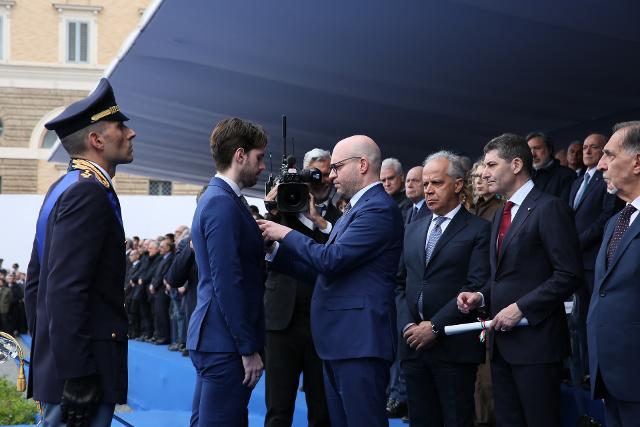 Il Presidente Fontana conferisce la Medaglia d'oro al merito civile alla memoria del Vice Sovrintendente Maurizio Tuscano, al figlio Mattia Tuscano, nel corso della cerimonia per il 173° Anniversario della fondazione della Polizia di Stato