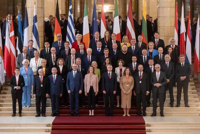 Il Presidente della Camera dei deputati, Lorenzo Fontana, in prima fila nella foto di rito, scattata assieme ai suoi omologhi degli altri paesi dell'Unione Europea.