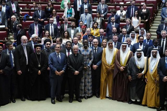 La Conferenza parlamentare sul dialogo interreligioso, ospitata nell'Aula di Palazzo Montecitorio, è stata intitolata “Rafforzare la fiducia e abbracciare la speranza per il nostro futuro comune”.