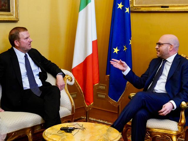 Il Presidente della Camera dei deputati, Lorenzo Fontana, ha ricevuto a Palazzo Montecitorio l’Ambasciatore degli Stati Uniti d’America in Italia, S. E. Tilman J. Fertitta.