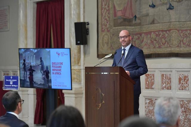 Il Presidente Fontana rivolge il suo indirizzo di saluto alla presentazione del volume “Quello che possiamo imparare in Africa. La salute come bene comune”