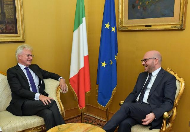 L'incontro tra il Presidente Fontana e l'Ambasciatore Lucas, in carica del settembre 2023, si è svolto nello Studio del Presidente.