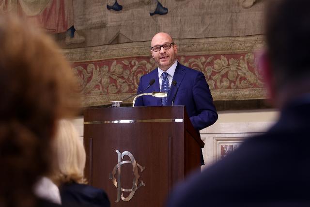 Al convegno, iniziato con l'indirizzo di saluto del Presidente Fontana, sono intervenuti importanti esponenti del mondo universitario e politico dell'area mediterranea, tra cui il Ministro degli Affari Esteri e della Cooperazione Internazionale Tajani.