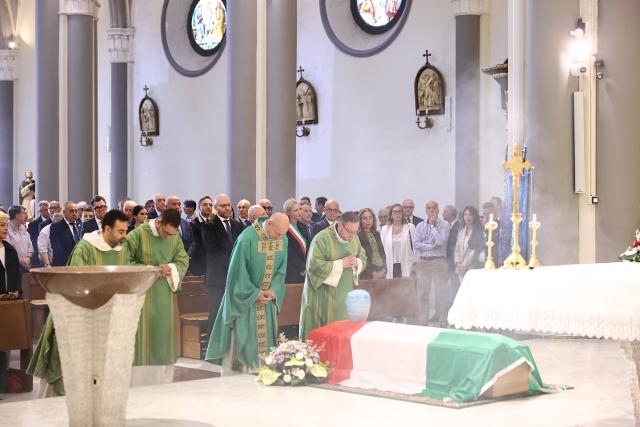 Un momento nel corso della cerimonia di traslazione delle spoglie di Fiorentino Sullo e di sua moglie Viretta de Laurentiis