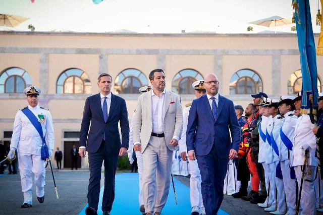 Il Presidente Fontana con il Ministro delle infrastrutture e dei trasporti,  Matteo Salvini, e il Sottosegretario di Stato alla difesa, Matteo Perego di Cremnago, in rappresentanza del Ministro della difesa