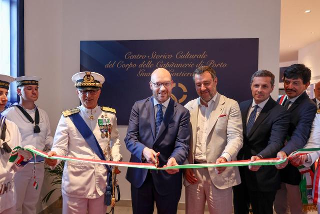 Il Presidente Fontana con il Comandante generale del Corpo delle
Capitanerie di porto – Guardia Costiera, Nicola Carlone, il Ministro delle infrastrutture e dei trasporti, Matteo Salvini, il Sottosegretario di Stato alla difesa Matteo Perego di Cr...