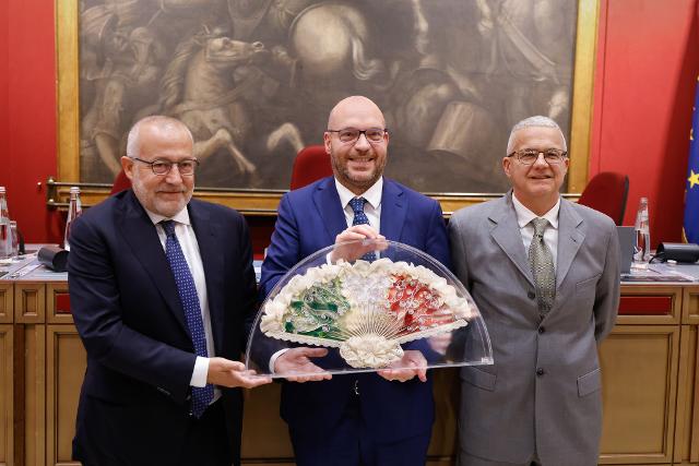 Il Presidente Fontana con il Presidente dell’Associazione Stampa Parlamentare (A.S.P.), Adalberto Signore, e Sergio Padovan, padre della vincitrice del Concorso per la realizzazione del Ventaglio, Cecilia Padovan