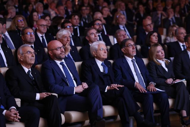 Il Presidente Fontana con le Alte cariche dello Stato durante la sessione di apertura della VII Conferenza nazionale sulle Dipendenze