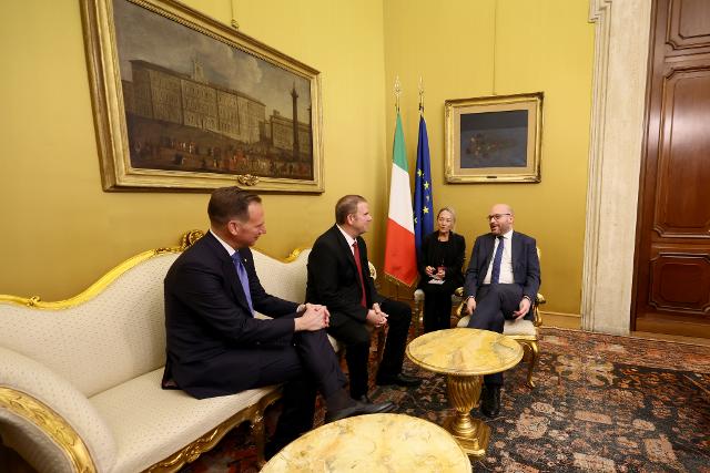 Il Presidente Lorenzo Fontana con l’Ambasciatore degli Stati Uniti d’America in Italia, S.E. Tilman J. Fertitta, e l’Ambasciatore degli Stati Uniti d’America presso la Santa Sede, S.E. Brian F. Burch II