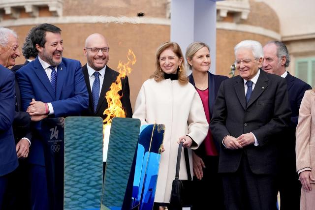 ll Presidente Fontana con il Presidente della Repubblica Mattarella, la Signora LauraMattarella, con gli altri convenuti davanti alla Fiamma Olimpica