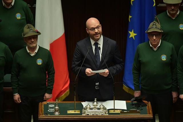 Il Presidente Fontana durante il suo indirizzo di saluto in occasione del Concerto di Natale per la ricerca, con Cecille, Solevoci Gospel Choir, Coro dell’Associazione Nazionale Alpini.