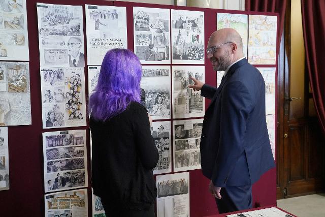 Il Presidente Lorenzo Fontana in un momento dell’inaugurazione dell'iniziativa “1946 a fumetti”