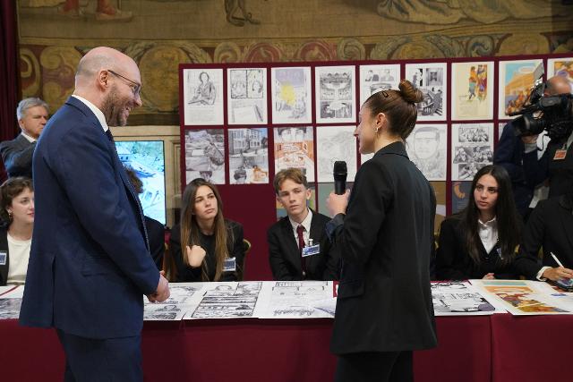 Il Presidente Lorenzo Fontana in un momento dell’inaugurazione dell'iniziativa “1946 a fumetti”