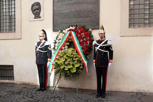 Un momento della deposizione di una corona da parte del Presidente della Repubblica in occasione del 48° anniversario dell'uccisione di Aldo Moro