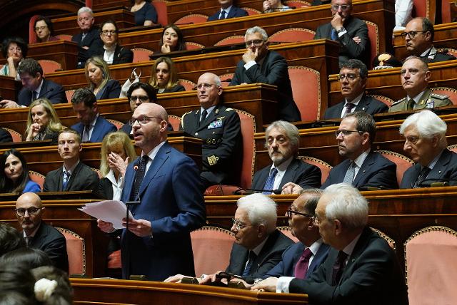 Il Presidente Lorenzo Fontana con il Presidente della Repubblica, Sergio Mattarella, e con il Presidente del Senato, Ignazio La Russa, durante il suo intervento alla cerimonia del giorno della memoria dedicato alle vittime del terrorismo