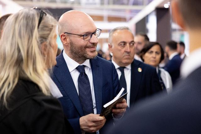 Il Presidente della Camera dei deputati, Lorenzo Fontana, durante la propria visita al Salone del Libro, rassegna fieristica giunta alla sua trentottesima edizione.