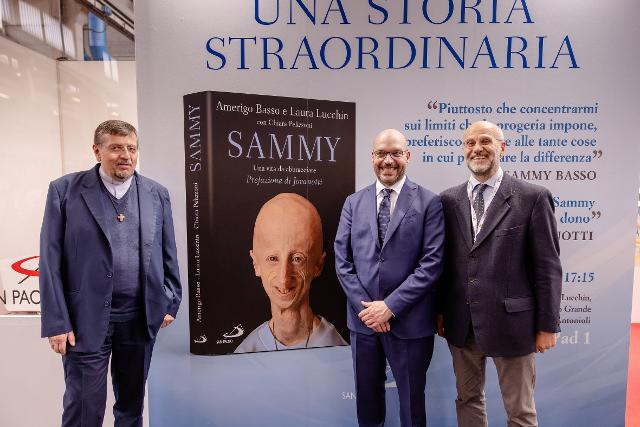 Il Presidente della Camera dei deputati, Lorenzo Fontana, nello stand del Gruppo editoriale San Paolo, editore di “Sammy”, libro dedicato alla vita di Sammy Basso.