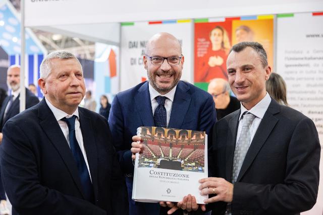 Il Presidente Fontana ha visitato il padiglione dell'Unione Italiana dei Ciechi e degli Ipovedenti (UICI), donando una copia della Costituzione in formato braille, edita dalla Camera dei deputati.