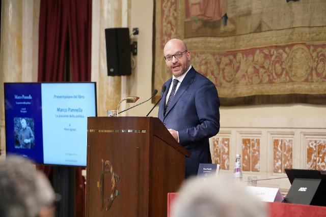 Il Presidente Fontana durante il suo indirizzo di saluto alla presentazione del libro “Marco Pannella, la passione della politica”.