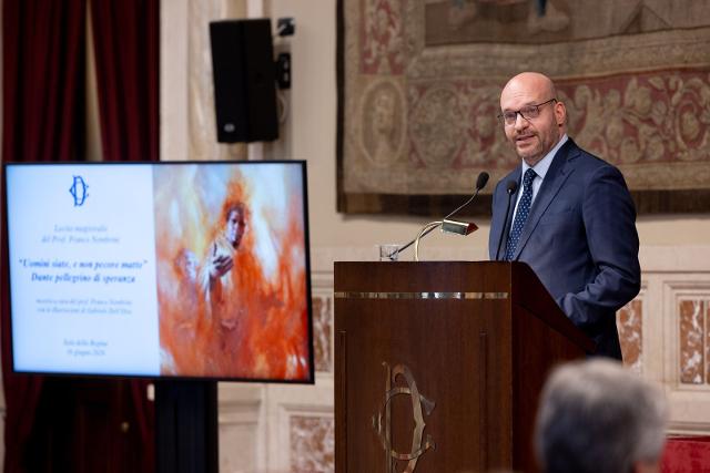 Il Presidente Lorenzo Fontana durante il suo intervento alla Lectio magistralis del Prof. Franco Nembrini 'Dante profeta di speranza'. 