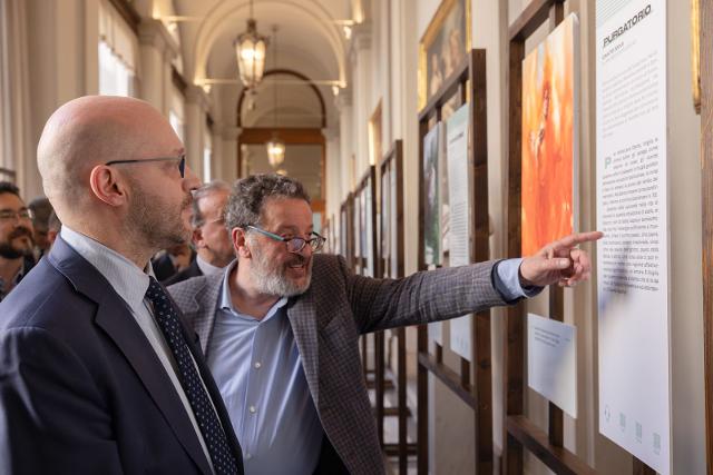 Il Presidente Lorenzo Fontana con il Prof. Franco Nembrini alla mostra “Uomini siate, e non pecore matte. Dante pellegrino di speranza”