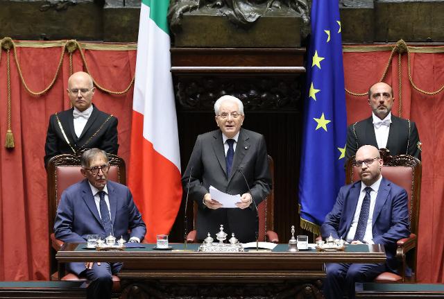 Dopo l'indirizzo di saluto del Presidente Fontana e del Presidente del Senato, Ignazio La Russa, vi è stato l'intervento del Presidente della Repubblica, Sergio Mattarella.