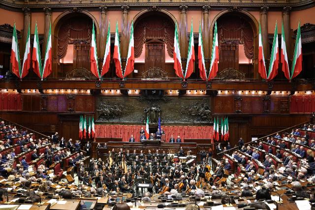 L'Aula di Palazzo Montecitorio ha accolto l’Orchestra e il Coro della Fondazione Teatro dell’Opera, che hanno eseguito l'Inno nazionale italiano, l'Inno europeo e brani da "La Traviata" e "Nabucco" di Verdi.