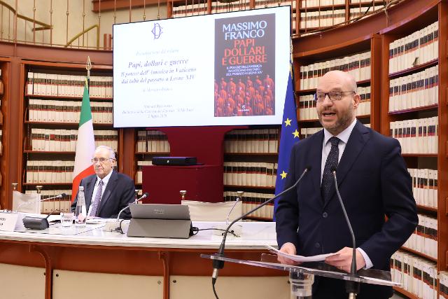 Il Presidente della Camera dei deputati, Lorenzo Fontana, ha rivolto il proprio indirizzo di saluto alla presentazione del volume “Papi, dollari e guerre. Il potere dell’America in Vaticano dai tabù del passato a Leone XIV”, a Palazzo Montecitorio.