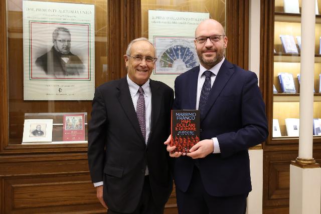 Il Presidente Fontana con l'autore del libro, il giornalista e saggista Massimo Franco.