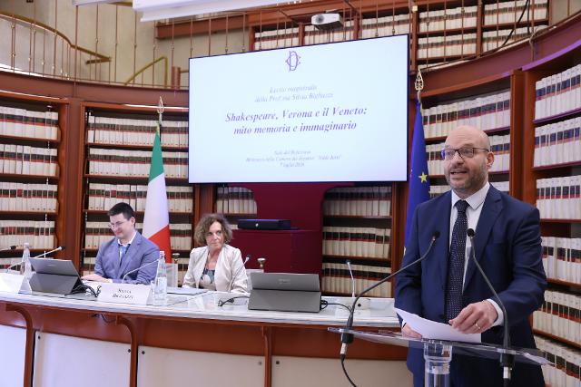 Il Presidente Lorenzo Fontana durante il suo saluto alla Lectio magistralis della prof.ssa Silvia Bigliazzi dal titolo “Shakespeare, Verona e il Veneto: mito memoria e immaginario”
