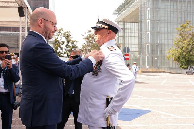 Il Presidente Lorenzo Fontana con il 1° Luogotenente Nocchieri di Porto, Giulio Gadaleta insignito di una Medaglia d’oro al merito civile