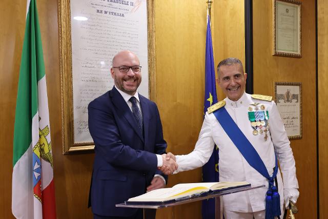 Il Presidente Lorenzo Fontana con il Comandante generale del Corpo delle Capitanerie di porto-Guardia Costiera Ammiraglio Ispettore Capo, Sergio Liardo