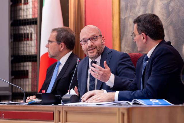 Il Presidente Fontana durante l'incontro con l'Associazione Stampa Parlamentare.