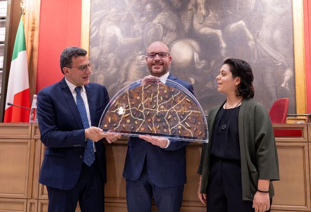 Si è svolta, nella Sala del Mappamondo di Palazzo Montecitorio, la Cerimonia di consegna del Ventaglio al Presidente della Camera dei deputati, Lorenzo Fontana, da parte dell’Associazione Stampa Parlamentare.