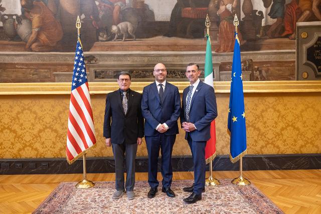 Il Presidente della Camera dei deputati, Lorenzo Fontana con il Presidente della COPOMIAO, Basil Russo, e il membro del Congresso US, Micheal Rulli