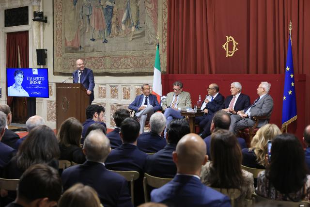 Il Presidente Fontana durante il suo intervento. Accanto a lui Gianfranco Fini, Giancarlo Giorgetti, Bruno Vespa (che ha moderato l'evento), Pierferdinando Casini e Giulio Tremonti.